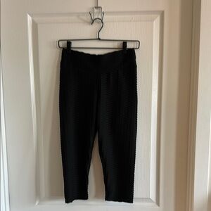 Black Honeycomb Textured Booty Lift Cropped Leggings - Size L